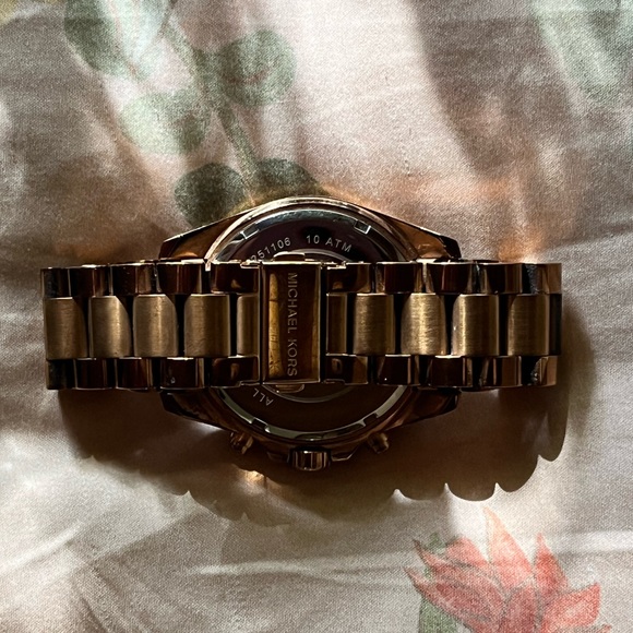 Michael Kors Rose Gold Watch - Picture 5 of 7